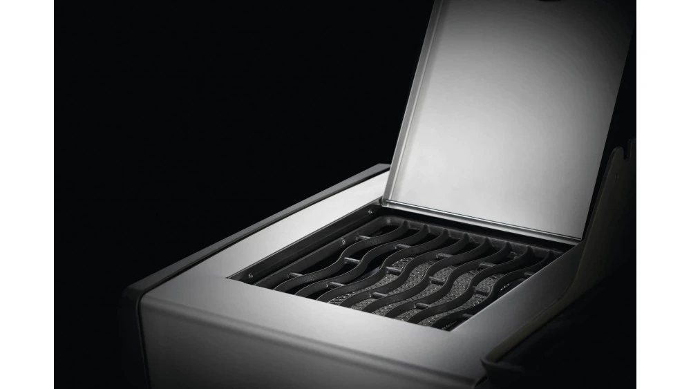 Napoleon Rogue RXT625SIBPSS-1-GB Gas BBQ - Free Cover & Accessories 4 Napoleon Rogue RXT625SIBPSS-1-GB Gas BBQ - Free Cover & Accessories - Image 4